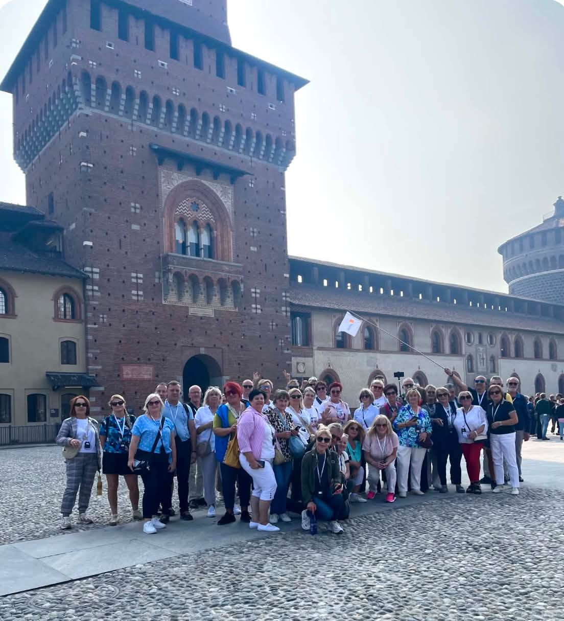 Podróżnicy pstravel podczas wspólnego zwiedzania